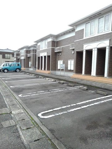 メゾンブリーズＢ棟の駐車場