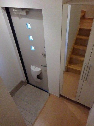 ネオ壱番館の玄関