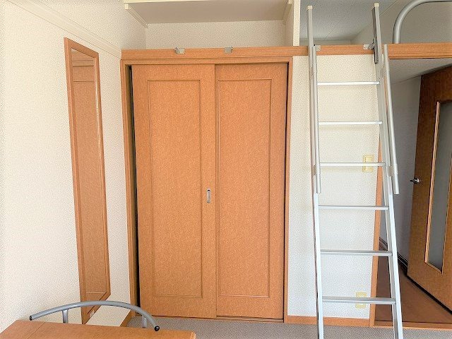 レオパレスヒルキャッスル菅田の内装|クローゼットです。
