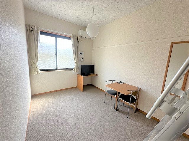 レオパレスヒルキャッスル菅田の居間・リビング|「同タイプの部屋の写真です」「現況優先」
