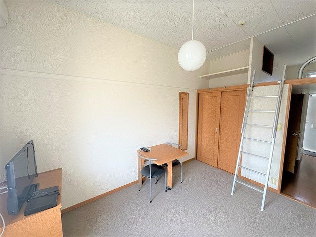 レオパレスヒルキャッスル菅田の居間・リビング|「同タイプの部屋の写真です」「現況優先」