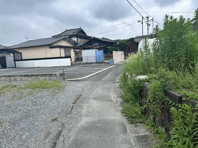 【前面道路含む現地写真】 | 唐船売地 | 車通りが非常に少なく、小さなお子様との歩行も安心です