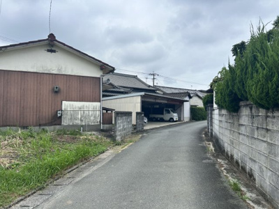【前面道路含む現地写真】 | 唐船売地 | 道路は狭めですが、その分スピードを出す車がおらず安全です