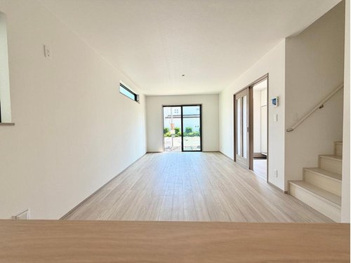 【Heartfull Town】小平市上水南町２丁目506番の居間・リビング|リビングからキッチンが見えるので、
小さなお子様もママの様子が見えて安心ですね。
