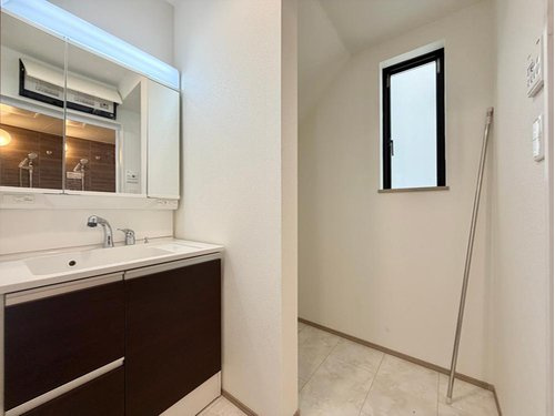 【Heartfull Town】小平市上水南町２丁目506番の洗面所|洗面ボウルは広々平らな底面なので付け置き洗い等できます。
深さがあるので水も飛び散らず使い勝手便利です。