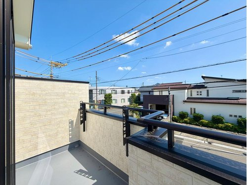 【Heartfull Town】小平市上水南町２丁目506番のバルコニー|奥行きのあるワイドバルコニー！
お洗濯物の多い日でもいっきに干せますね。


