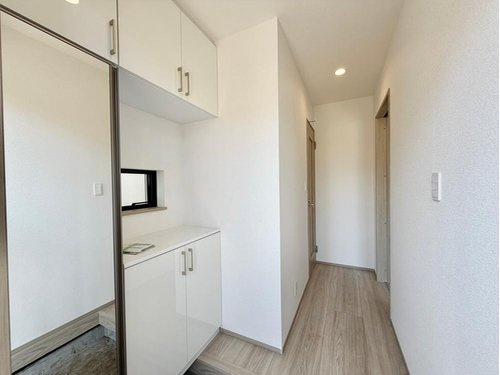 【Heartfull Town】小平市上水南町２丁目506番の玄関|毎朝の身だしなみチェックとしてお使い頂ける姿見は、
裏側が収納スペースになっています。