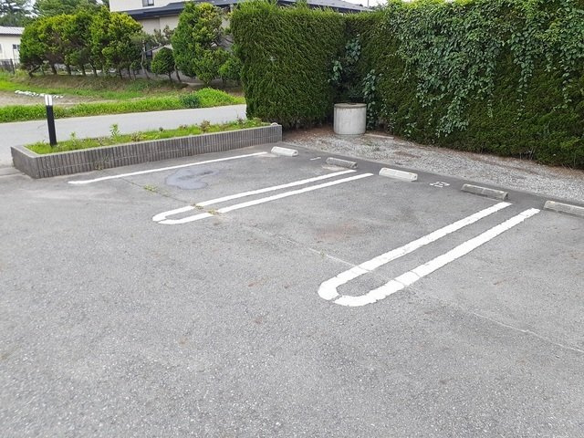 エスポワールⅡの駐車場|駐車場があるので、車を買う予定の方も安心です