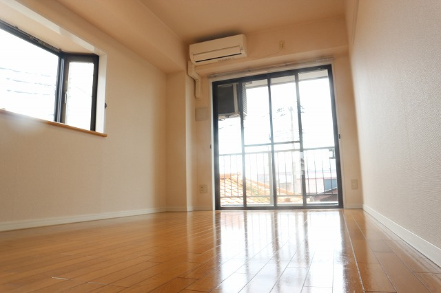 【居間・リビング】 | ニシノビル | 301号室写真の為出窓がありますが今お部屋は中部屋の為出窓はありません。