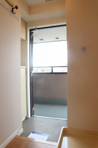 【玄関】 | ニシノビル | 301号室写真
