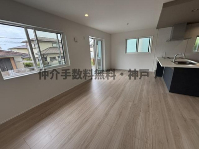【居間・リビング】 | 神戸市須磨区若草町2丁目　新築戸建　仲介手数料無料！ | こちらの居間で趣味の時間をお楽しみください