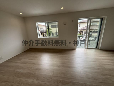 【居間・リビング】 | 神戸市須磨区若草町2丁目　新築戸建　仲介手数料無料！ | こちらのリビングで趣味の時間をお楽しみください