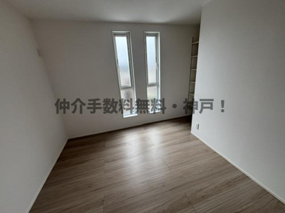 【洋室】 | 神戸市須磨区若草町2丁目　新築戸建　仲介手数料無料！ | 落ち着いた色調の洋室です