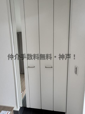 【玄関】 | 神戸市須磨区若草町2丁目　新築戸建　仲介手数料無料！ | 収納もある玄関です