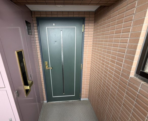 グランドヒルズ福徳壱番館の玄関