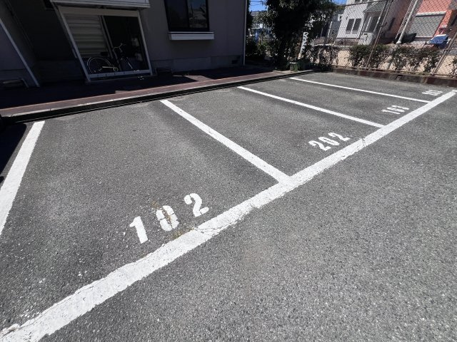 ネオアネックスの駐車場