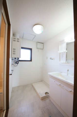 ロイヤルパレスFUKIの洗面所|別部屋反転間取のお写真になります。参考にご覧くださいませ。
