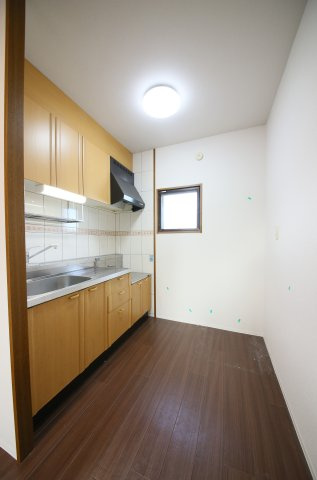 ロイヤルパレスFUKIのキッチン|別部屋反転間取のお写真になります。参考にご覧くださいませ。