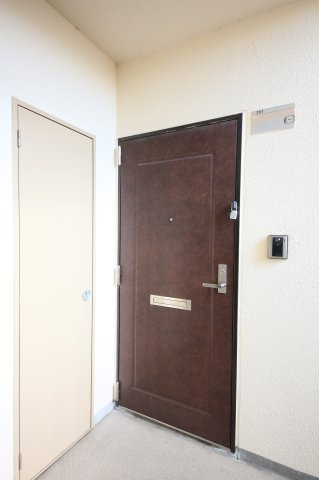 ロイヤルパレスFUKIの玄関|別部屋反転間取のお写真になります。参考にご覧くださいませ。
