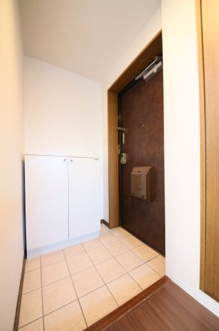 ロイヤルパレスFUKIの玄関|別部屋反転間取のお写真になります。参考にご覧くださいませ。