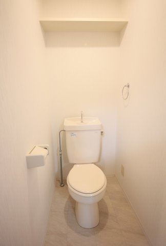 ロイヤルパレスFUKIのトイレ|別部屋反転間取のお写真になります。参考にご覧くださいませ。