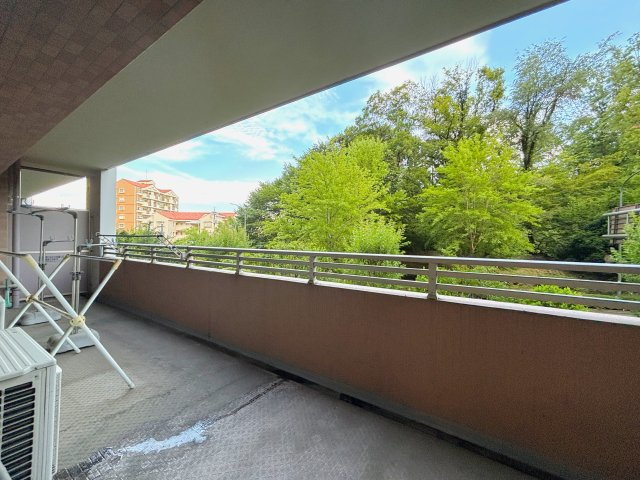 南向きのワイドバルコニーです。目の前が小山内裏公園で緑が豊かな眺望です。