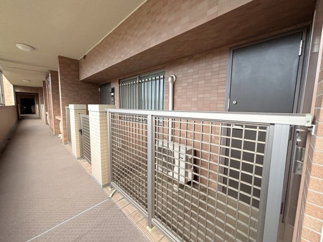 玄関前には広めのポーチが有り専用使用が可能です