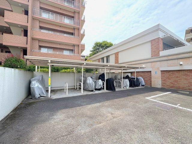 バイク置き場は現在1台空き区画ございます