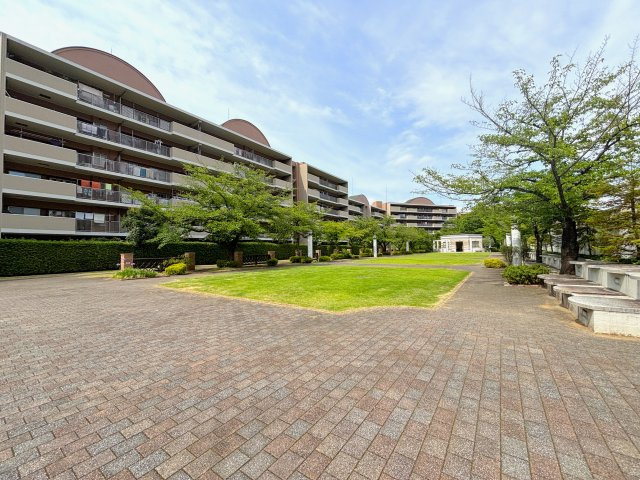 敷地内の中庭はお子様の遊び場スペースとしても安心です
春は桜が咲きお花見もできます