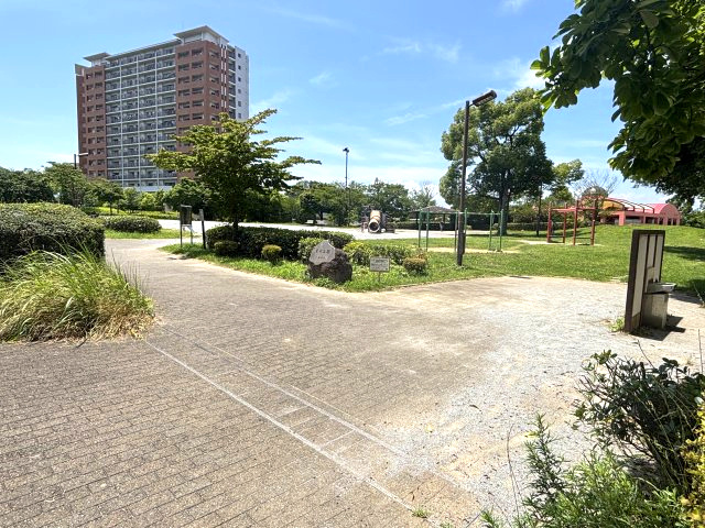 敷地隣接の児童公園です