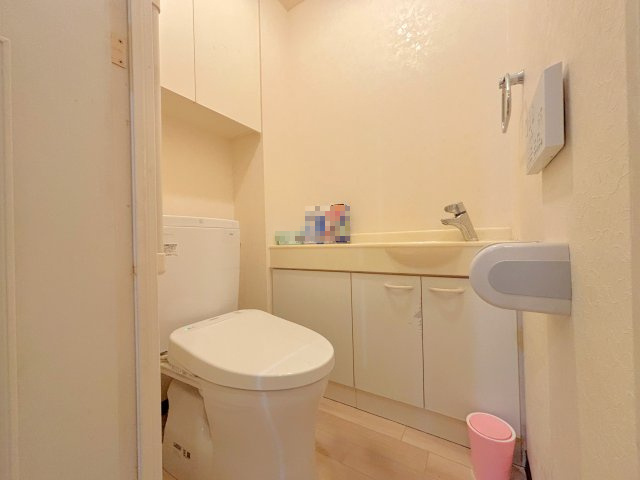 トイレも広めのスペースがあります。お手洗い下には収納も