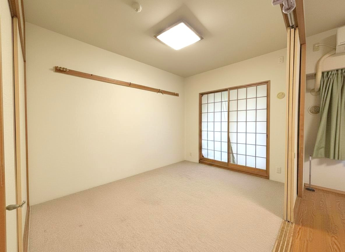 和室：約6畳。扉を開ければリビングと一緒にお使いいただけます。※残置物を消去した加工写真です。予め参考写真としてご了承ください。