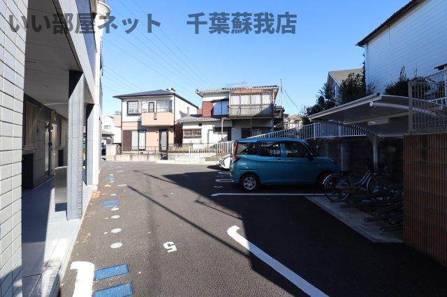 メゾン　クレシアの駐車場