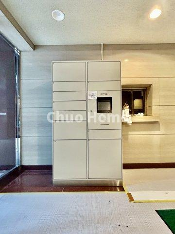 レジェンド日暮里の設備|【宅配ボックス】在宅時・不在時に関わらず、居住者の代わりに非対面で宅配物を受け取ってくれる便利な設備です。わかりやすくご説明致しますので見学時にはお部屋だけではなく共用部分もぜひチェックしてください。