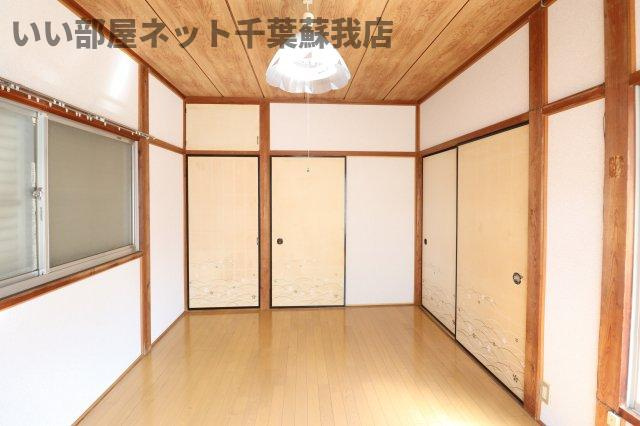 大塚荘の居間・リビング|こちらのリビングで趣味の時間をお楽しみください