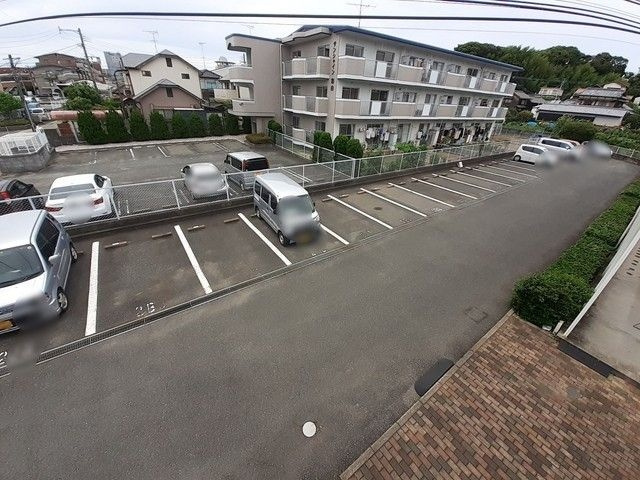 ファミールコートⅡの駐車場