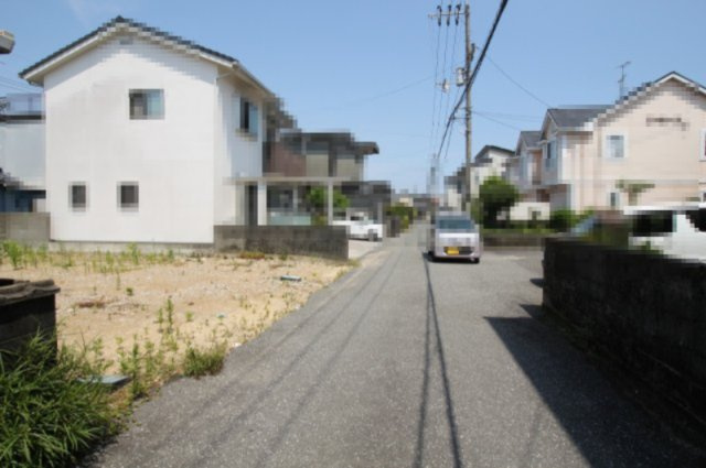 土佐市高岡町丙　建築条件付　売土地の前面道路含む現地写真|南側　約4.0ｍ幅公道に接道