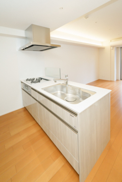 Ｔｈｅ　Ｖｅｒｌｕｘ　Ｔａｋａｎａｗａのキッチン|※写真は同タイプ住戸です。
