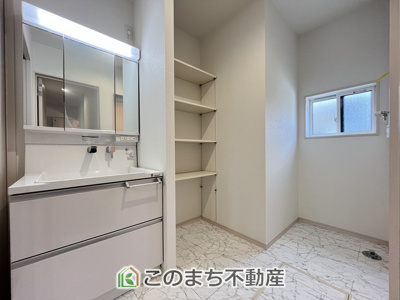 【独立洗面台】 | クライン小山市塚崎1期　  | 伸びるホースのシャワー洗面台で朝の身支度や洗面台のお掃除もラクラク♪タオルの収納に便利な収納棚もございます☆