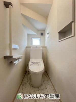 【トイレ】 | クライン小山市塚崎1期　  | 清潔感のあるシャワートイレ☆窓が有り換気もラクラク行えます☆
