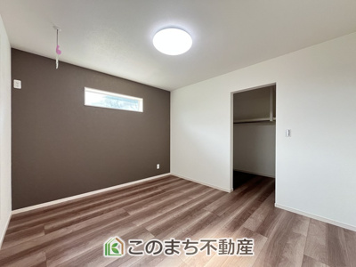 【洋室】 | クライン小山市塚崎1期　  | 窓が多く明るい室内が好印象☆