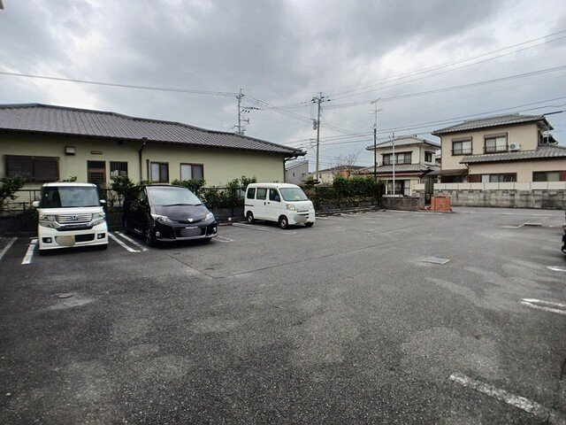 メゾングラ－スⅣの駐車場
