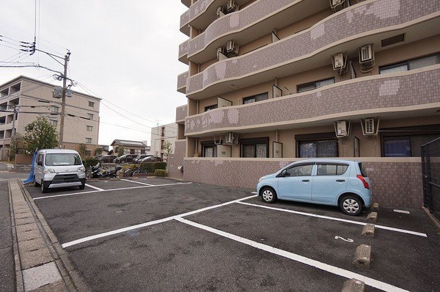 カサーレ三ケ森の駐車場