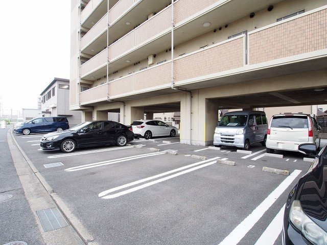 エヴァーグリーンＭの駐車場