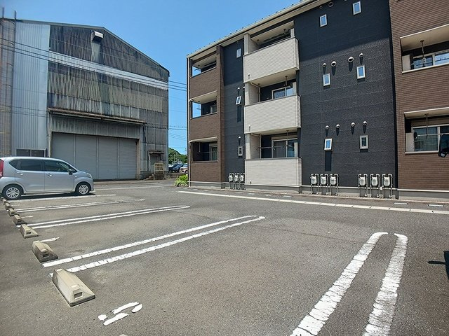 ジェルメの駐車場
