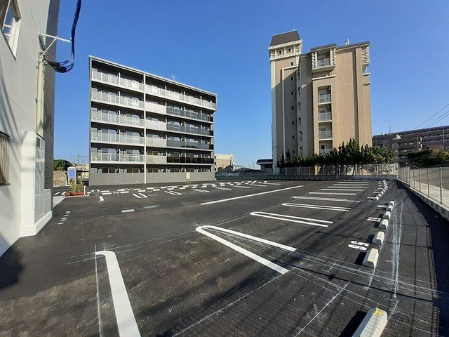 ロータス青山１の駐車場