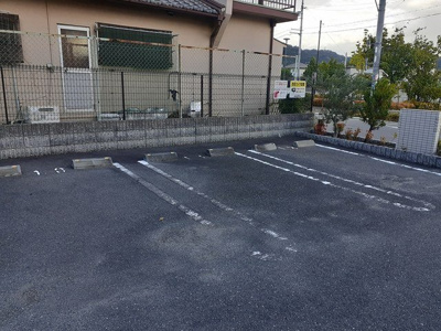 【駐車場】 | 讃良レジデンス | 駐車場に車を止められます