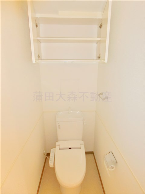 スタイリオ蒲田のトイレ|吊戸棚収納と温水洗浄便座付きのトイレ