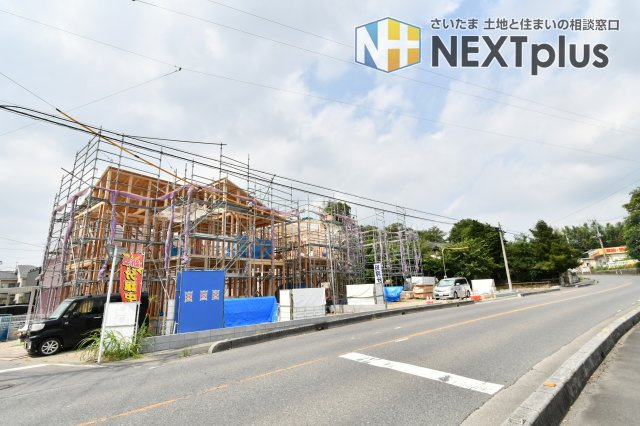 蓮田市藤ノ木第５　全３棟　１号棟の前面道路含む現地写真