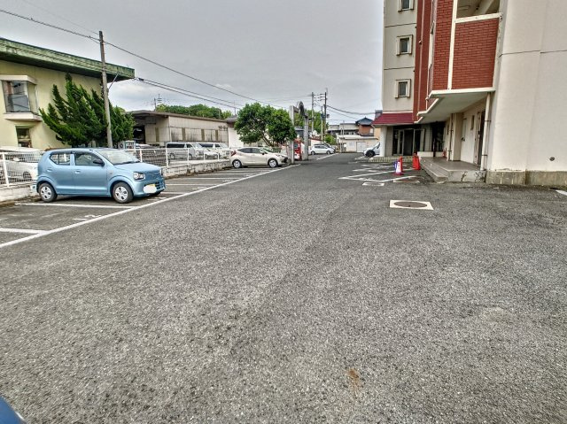 直方市大字頓野の賃貸マンションの駐車場